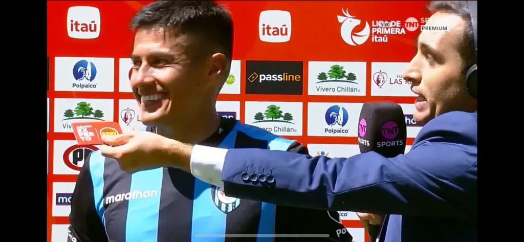 Rafael Caroca feliz de la vida con la victoria de Huachipato. (Captura TNT Sports).