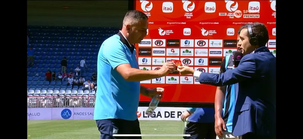 Jaime García y la tarjeta Experto Easy. (Captura TNT Sports).