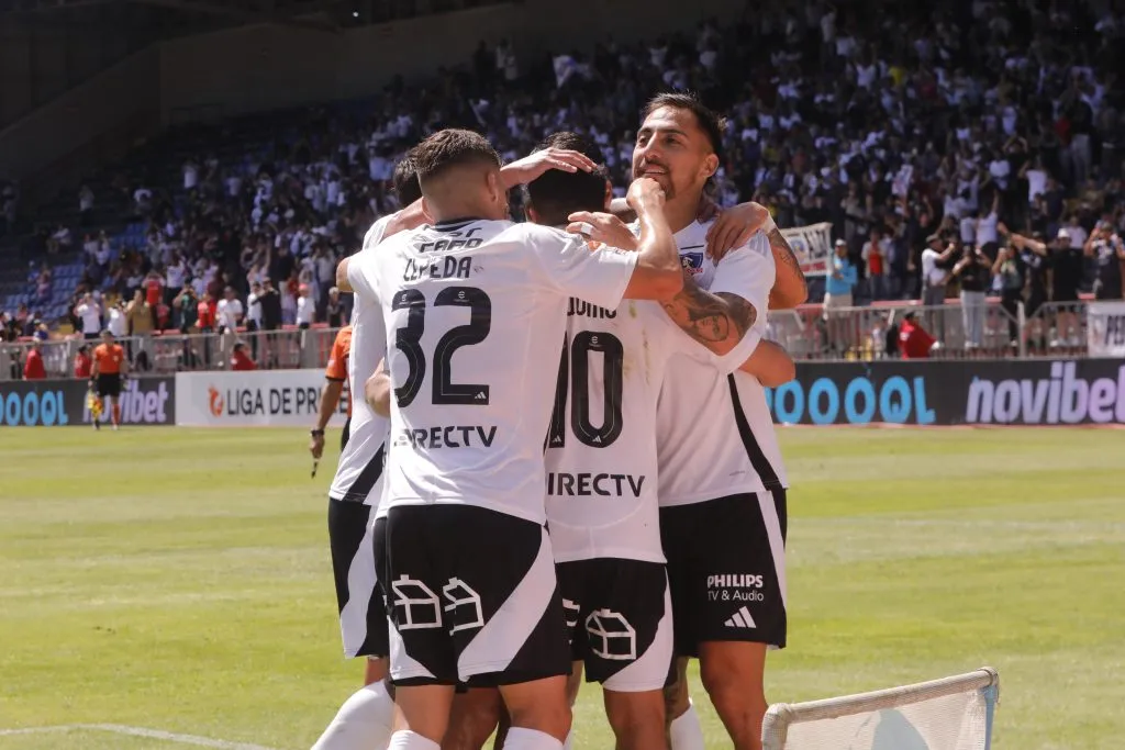 Javier Correa y Colo Colo celebraron así el gol de Claudio Aquino. (Marco Vasquez/Photosport).