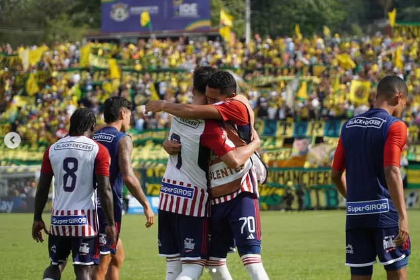 El abrazo de Carlos Bacca con Guillermo Paiva. (Foto: Instagram).