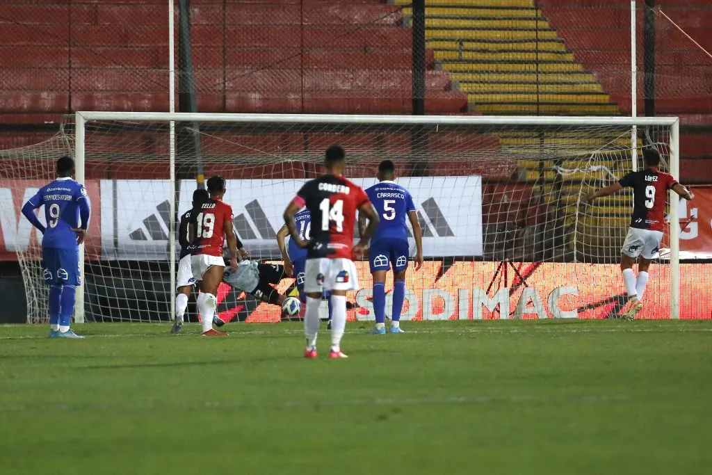 La tapada de Galíndez a López. (Jonnathan Oyarzun/Photosport).