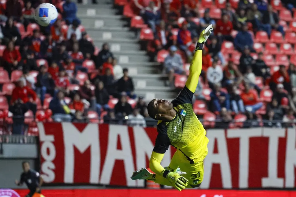 La volada de Carabalí ante el obús de Juan Méndez. (Andres Pina/Photosport).