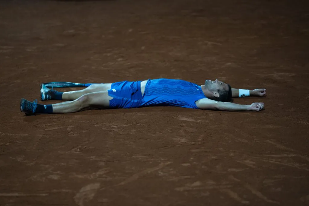 Laslo Djere celebra en la arcilla del Chile Open tras ganar el título (Foto: Chile Open)