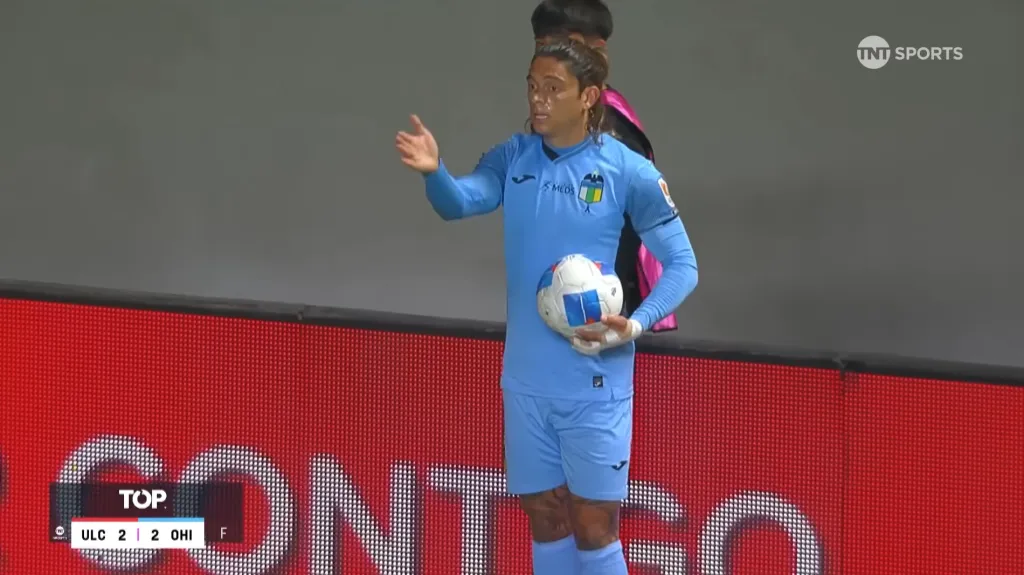 Así daba indicaciones Montecinos antes de su lateral que terminó en gol. (Captura TNT Sports).