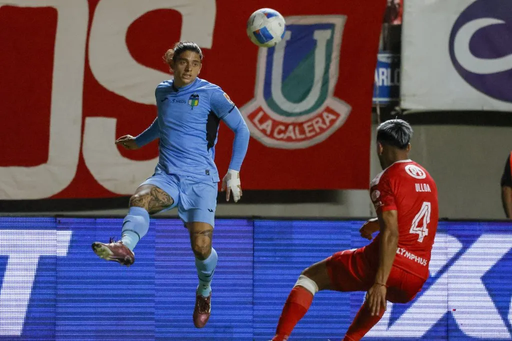 Montecinos en acción ante Unión La Calera en el Nicolás Chahuán Nazar. (Andres Pina/Photosport).