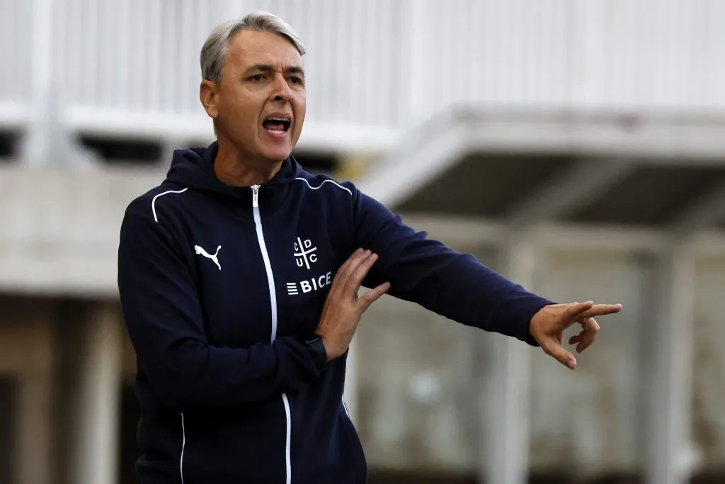 Tiago Nunes suele mostrar con fervor cuando discrepa con los árbitros. (Andres Pina/Photosport).