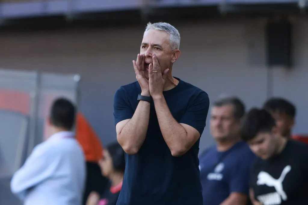 Tiago Nunes recibió roja directa en la victoria cruzada ante Deportes Iquique. (Felipe Zanca/Photosport).