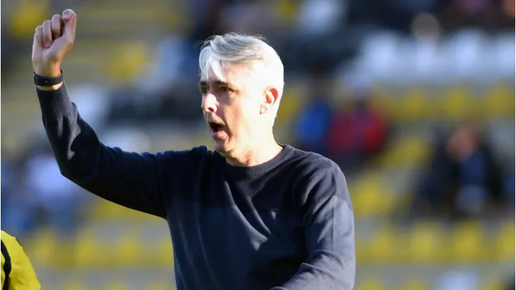 Tiago Nunes vio la roja ante Deportes Iquique. Y alegó persecución en su contra.