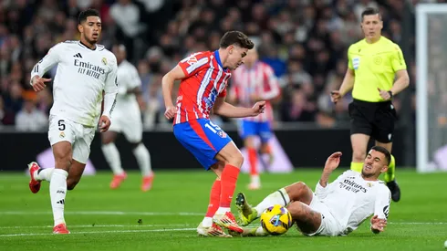 Dani Ceballos y Julián Álvarez disputan el balón en el último Real Madrid vs Atlético de Madrid en el Santiago Bernabéu.