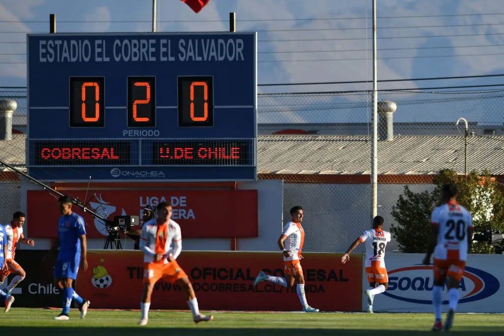 Munder corre a festejar con el uruguayo Diego Coelho. (Alejandro Pizarro/Photosport).