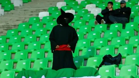 Este especial hincha llegó para alentar a Brujas de Salamanca en su estreno en la Segunda División.