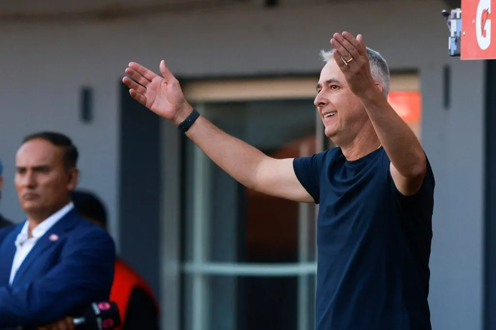 Tiago Nunes acusó xenofobia tras nueva expulsión en Católica (Photosport)