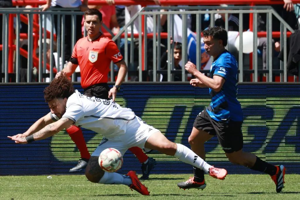 Maxi Falcón ante Huachipato en 2024. (Eduardo Fortes/Photosport).