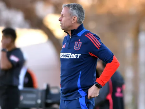 El tenso momento de Gustavo Álvarez con hinchas en El Salvador