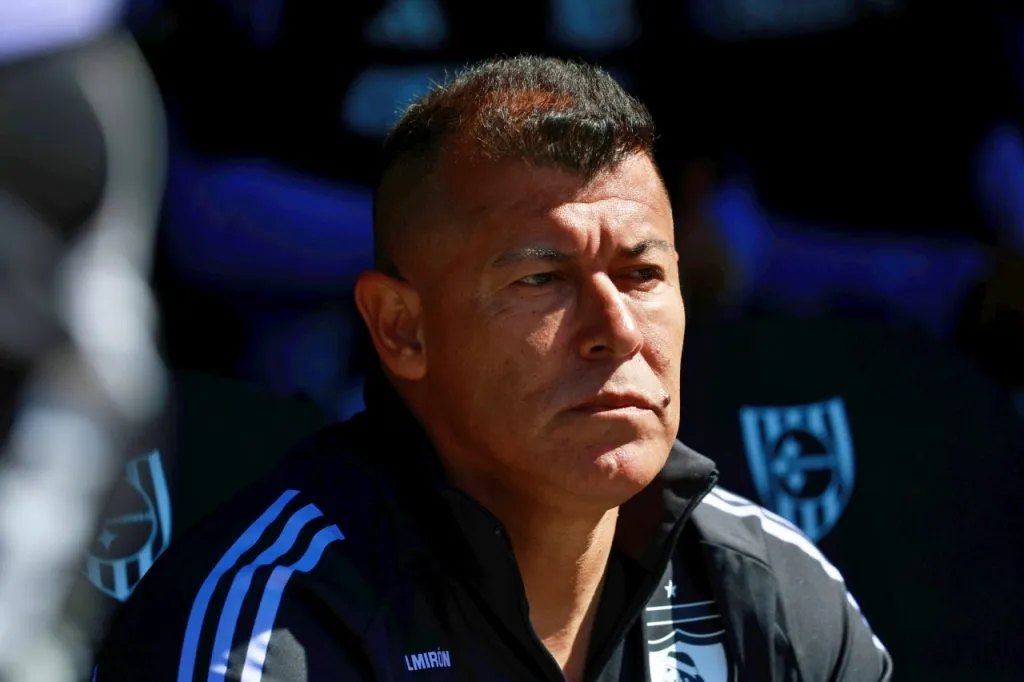 Jorge Almirón sufre con Colo Colo un mal inicio de temporada 2025 (Photosport)