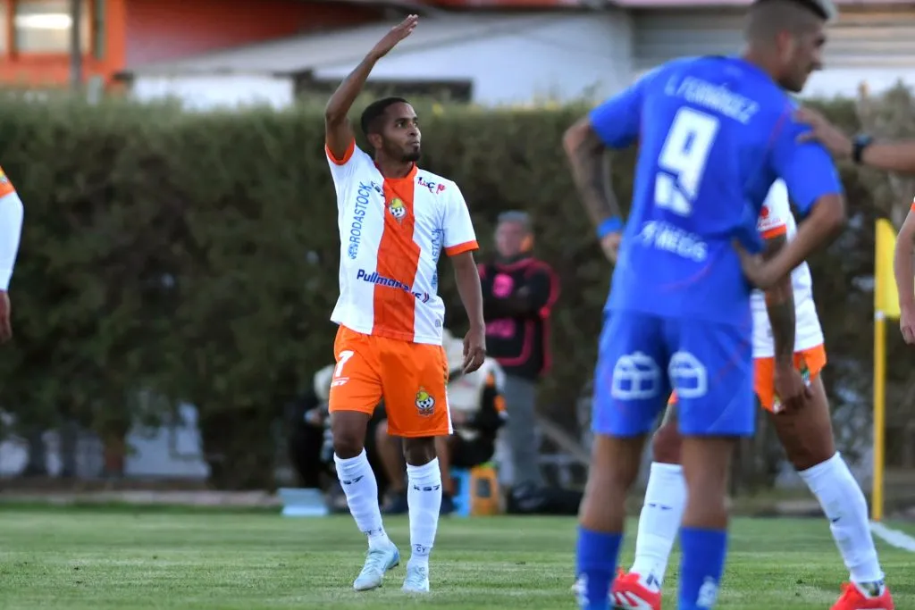 César Yanis le anotó a la U en El Salvador | Photosport