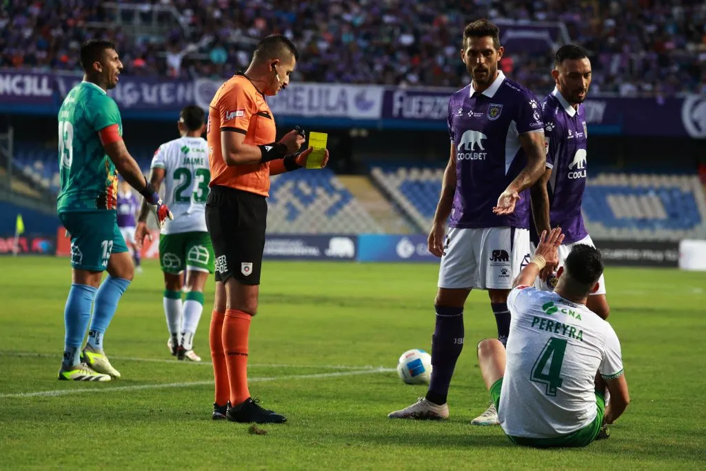 Droguett tuvo una actuación que le costó una fecha sin dirigir. (Eduardo Fortes/Photosport).