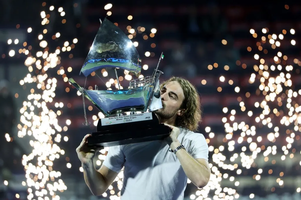 Stefanos Tsitsipas celebra con el trofeo tras su victoria en el Dubai Duty Free Tennis Championships 2025 (Getty Images).