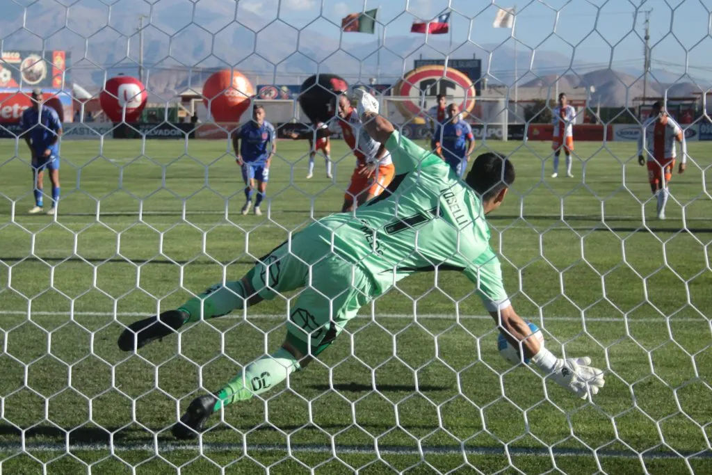 Cristopher Toselli atajó el penal de Cobresal. Foto: Photosport.