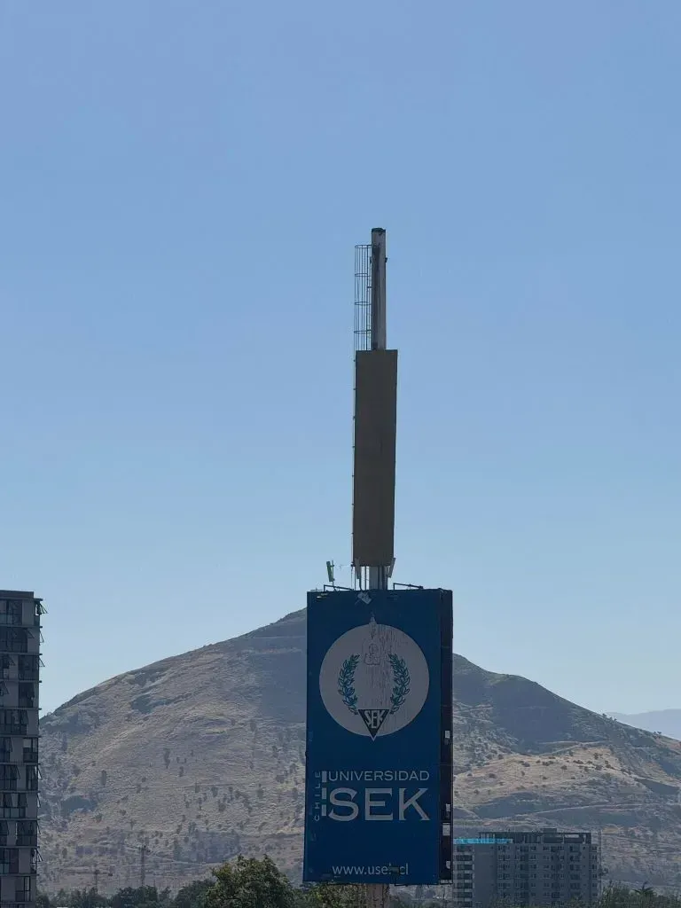 Asi están las torres de iluminación del estadio Santa Laura. Foto: Andrés Otero.