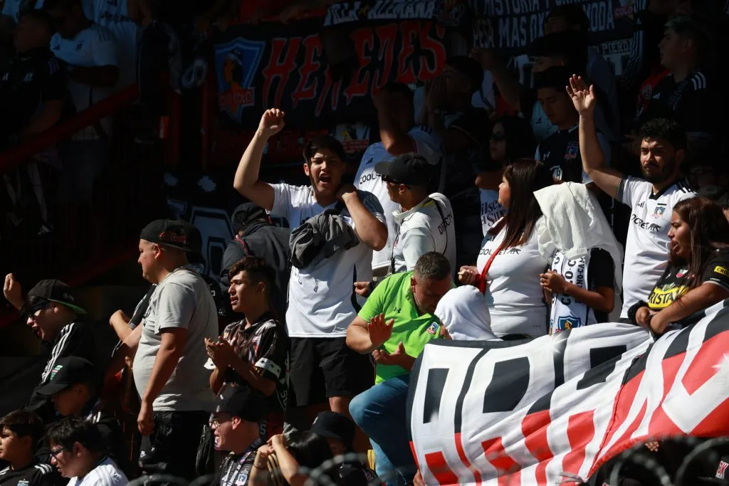 Los hinchas de Colo Colo no tuvieron el mejor comportamiento en el Estadio CAP. | Foto: Photosport.