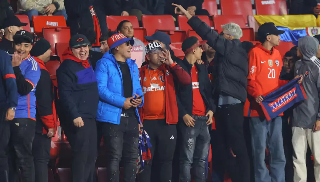 Hinchas de la U apoyando al DIM contra Palestino en la Copa Sudamericana 2024.