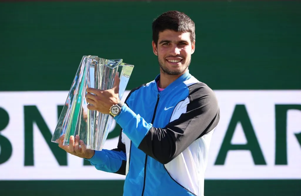 ICarlos Alcaraz sostiene su trofeo del Indian Wells 2024 (Getty Images).