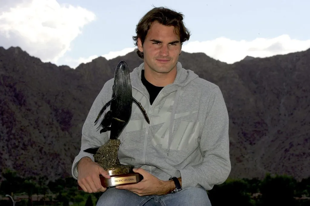 Roger Federer posa con el trofeo del Indian Wells 2006 (Getty Images).