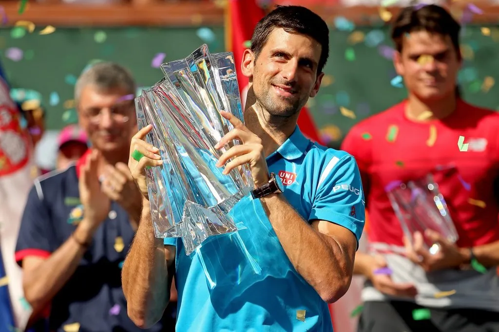 Novak Djokovic con el trofeo del Indian Wells 2016 (Getty Images).