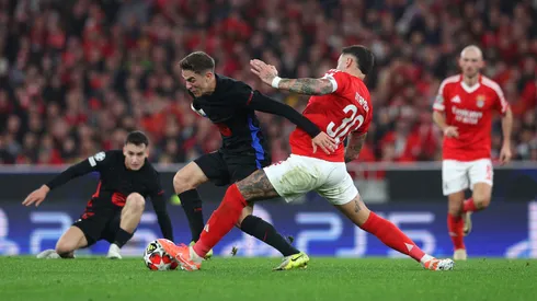 Gavi y Nicolás Otamendi disputan el balón en el último Benfica vs Barcelona, en la fase de liga de la UEFA Champions League.