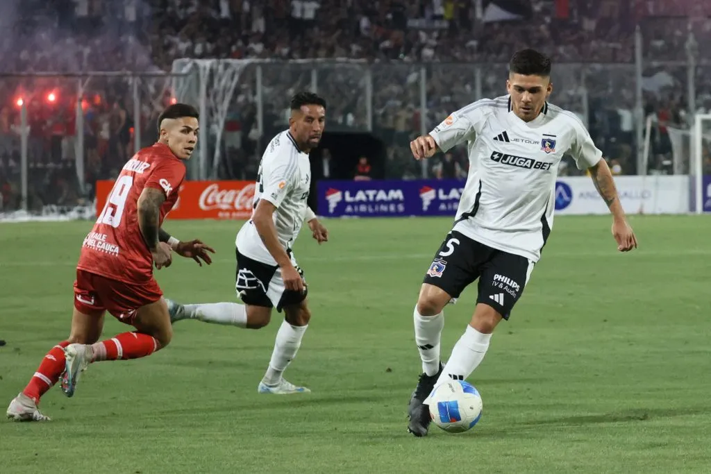 Víctor Felipe Méndez todavía no registra ninguna titularidad en este Colo Colo 2025. | Foto: Photosport.