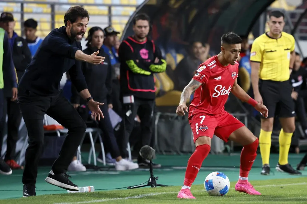 Gustavo Leal es el otro técnico que pende de un hilo | Photosrport