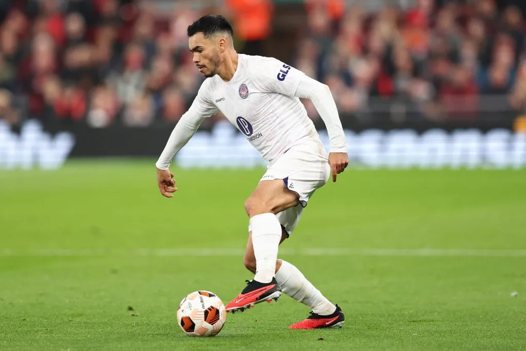 El sueldo de Gabriel Suazo perfectamente podría pagarse en el fútbol chileno. | Foto: Getty Images. 