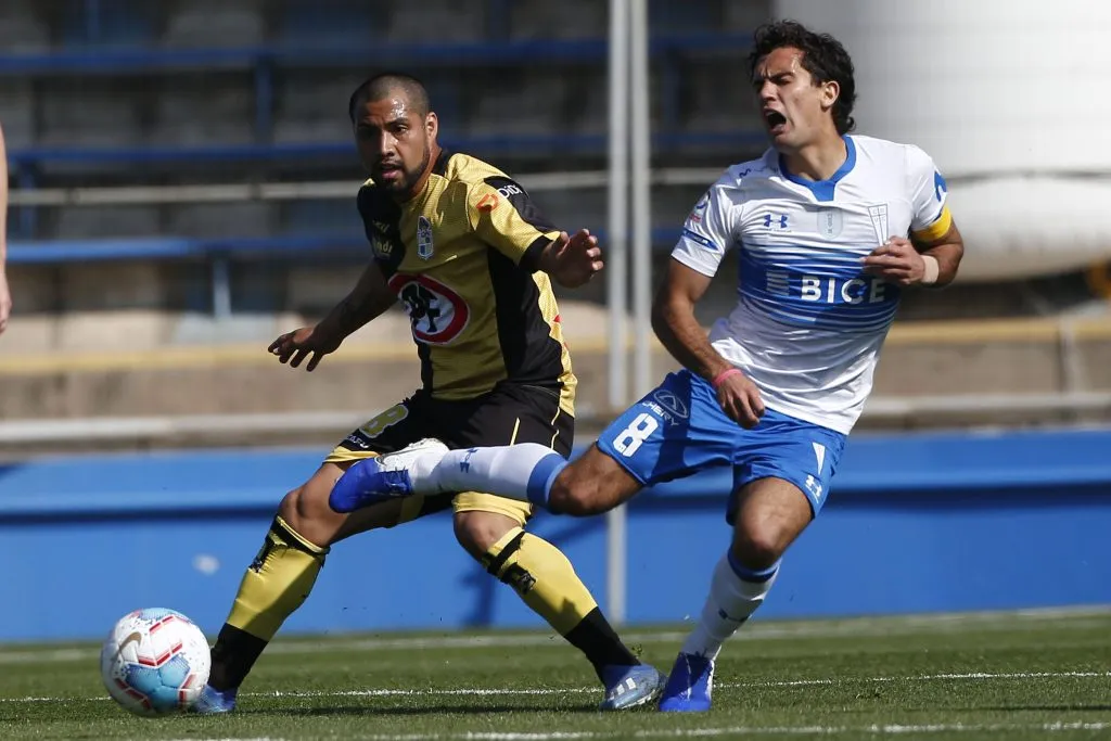 Gaspar Iñíguez en su paso por Coquimbo Unido. En la foto ante Ignacio Saavedra por la UC. (Marcelo Hernandez/Photosport).