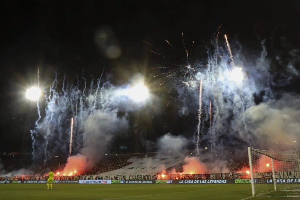 El homenaje de Colo Colo a Carlos Caszely terminó con una amonestación. Foto: Photosport.