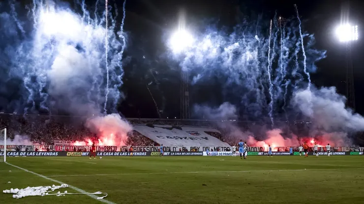 El homenaje de los hinchas de Colo Colo a Carlos Caszely fue denunciado por el árbitro.