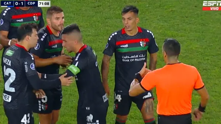 El "5" de Palestino fue expulsado. 