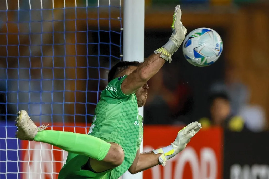 La tapada de Pérez a Ampuero. (Andres Pina/Photosport).