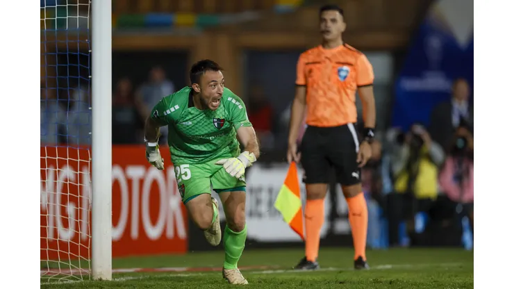 Zanahoria Pérez tapó el penal a Ampuero y desató el festejo.