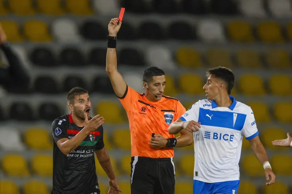 Julián Fernández recibió la roja directa por parte de Yael Falcón. (Andrés Piña/Photosport).