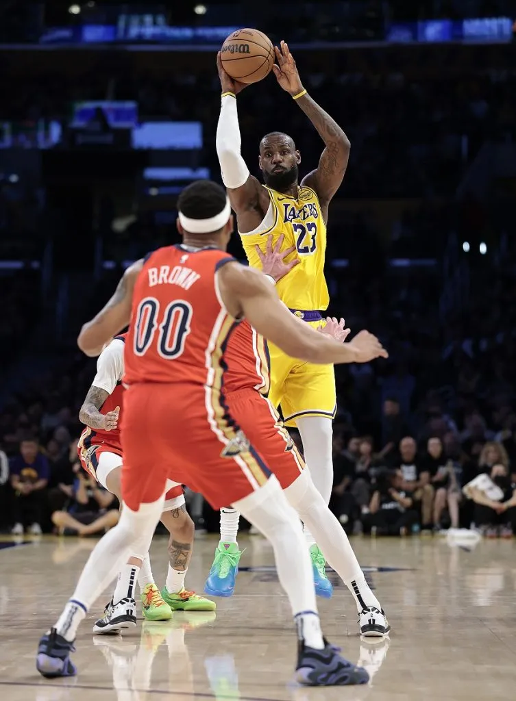LeBron James, de los Lakers de Los Ángeles, controla el balón contra los Pelicans de Nueva Orleans (Getty Images).