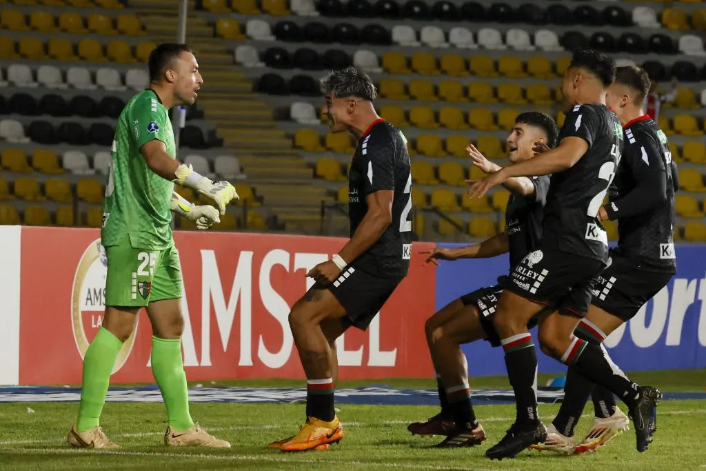 Así celebró Zanahoria Pérez junto a sus compañeros tras vencer a la Católica. (Andres Pina/Photosport).