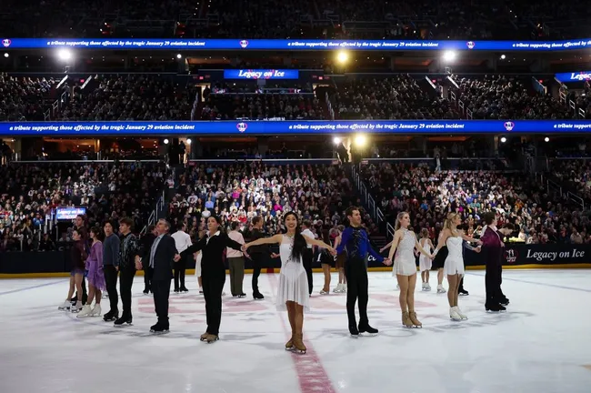 Patinadores saludan durante Legacy On Ice