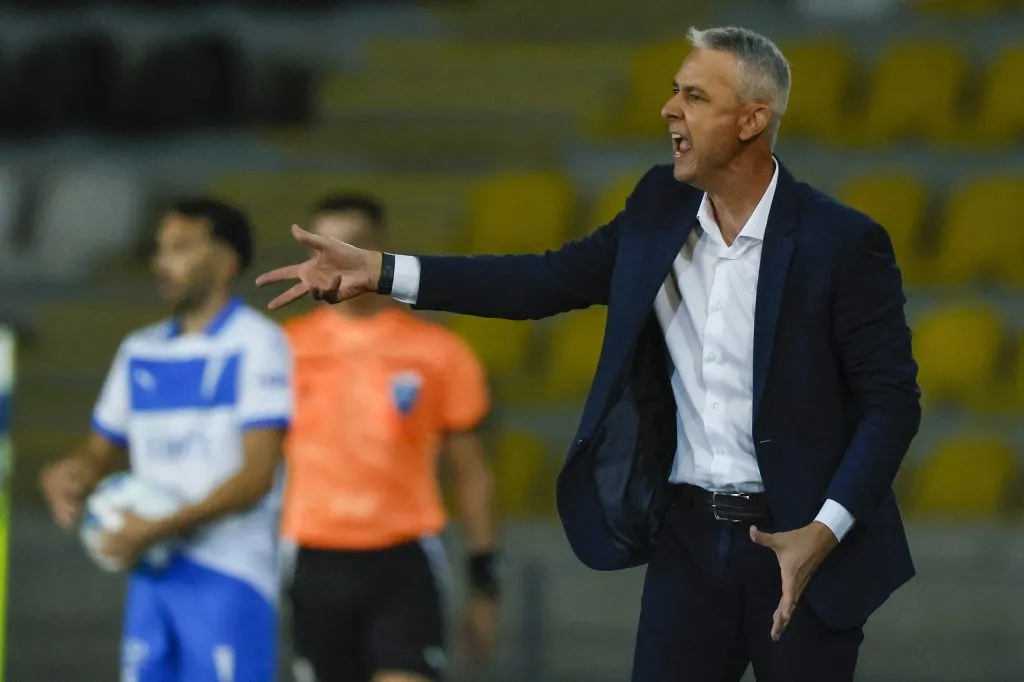 Tiago Nunes ha dirigido un total de 35 partidos en Universidad Católica. En ellos el brasileño ha ganado 16, empatado ocho y perdido once, lo que da un 53,33% de rendimiento. | Foto: Photosport.