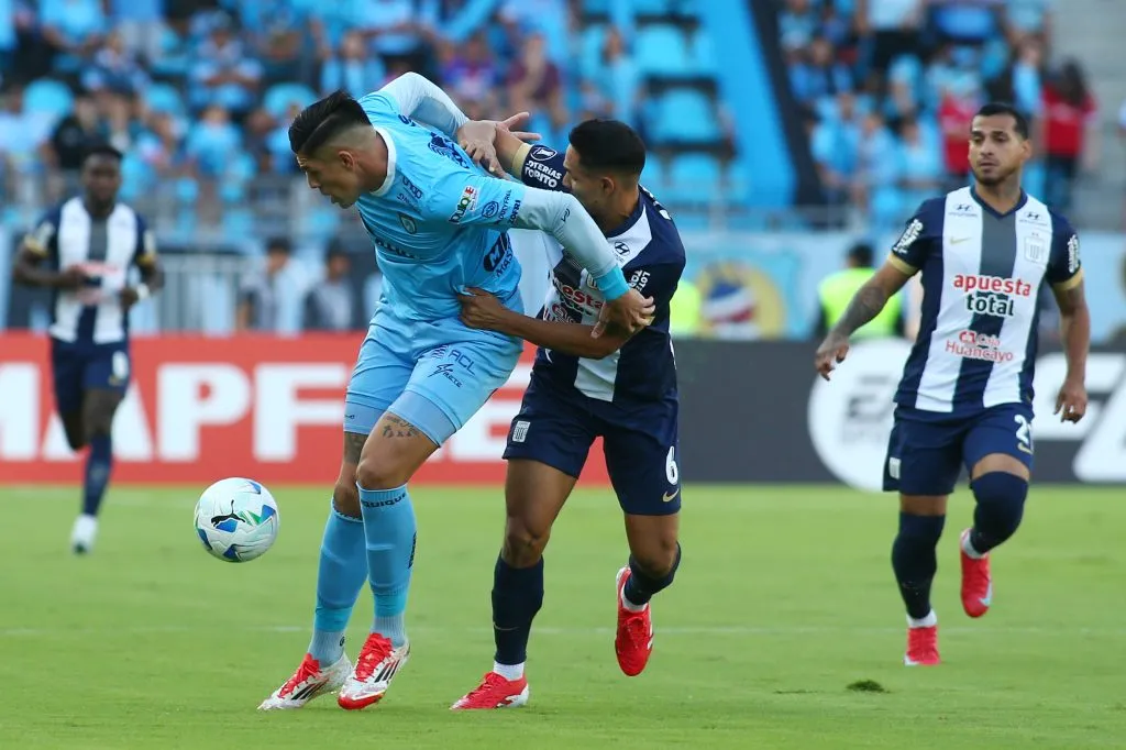 Steffan Pino en acción ante Alianza Lima. (Alex Diaz/Photosport).