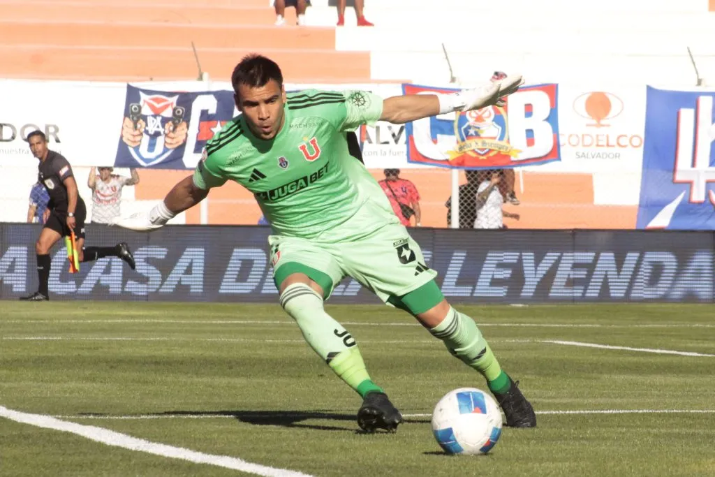 Cristopher Toselli fue titular con la U en El Salvador, mostrando un gran nivel. Foto: Oscar Tello/Photosport