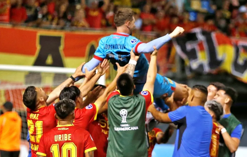Franco Torgnascioli fue felicitado por sus compañeros tras romperla en los lanzamientos penales. | Foto: Unión Española.