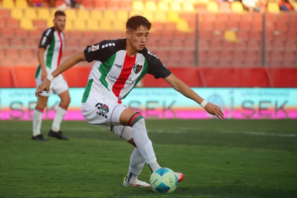 Solo 45′ alcanzó a jugar Iván Román en Palestino antes de su salto a Brasil. Foto: Jonnathan Oyarzun/Photosport