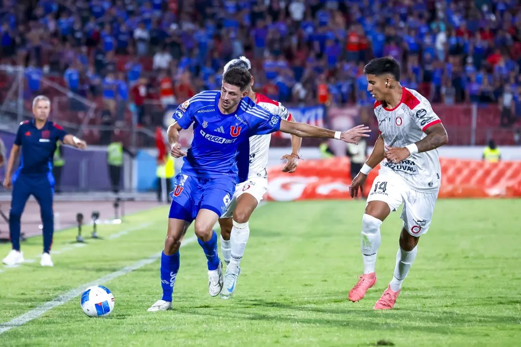 Lucas Di Yorio también corta las calcetas y asegura que en ninguna parte denuncian por esto. Foto: Pepe Alvujar/Photosport