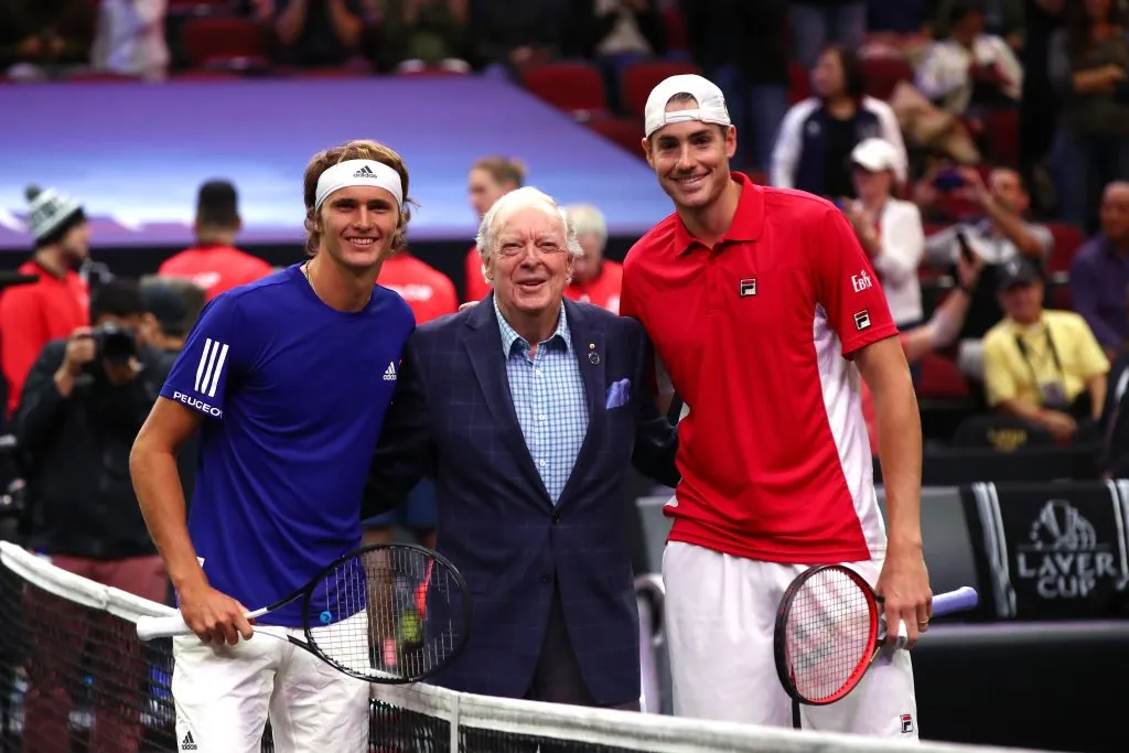 Alexander Zverev (izquierda) junto a Fred Stolle (centro) y John Isner (derecha) en la Laver Cup 2018.  (Foto: Clive Brunskill/Getty Images)